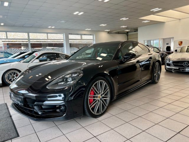 PORSCHE PANAMERA GTS IN TIEFSCHWARZ