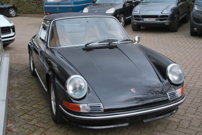 PORSCHE 911 2,4L TARGA IN SCHWARZ