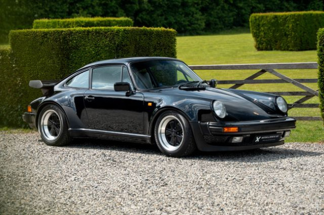 PORSCHE 930 TURBO COUPE IN SCHWARZ-METALLIC