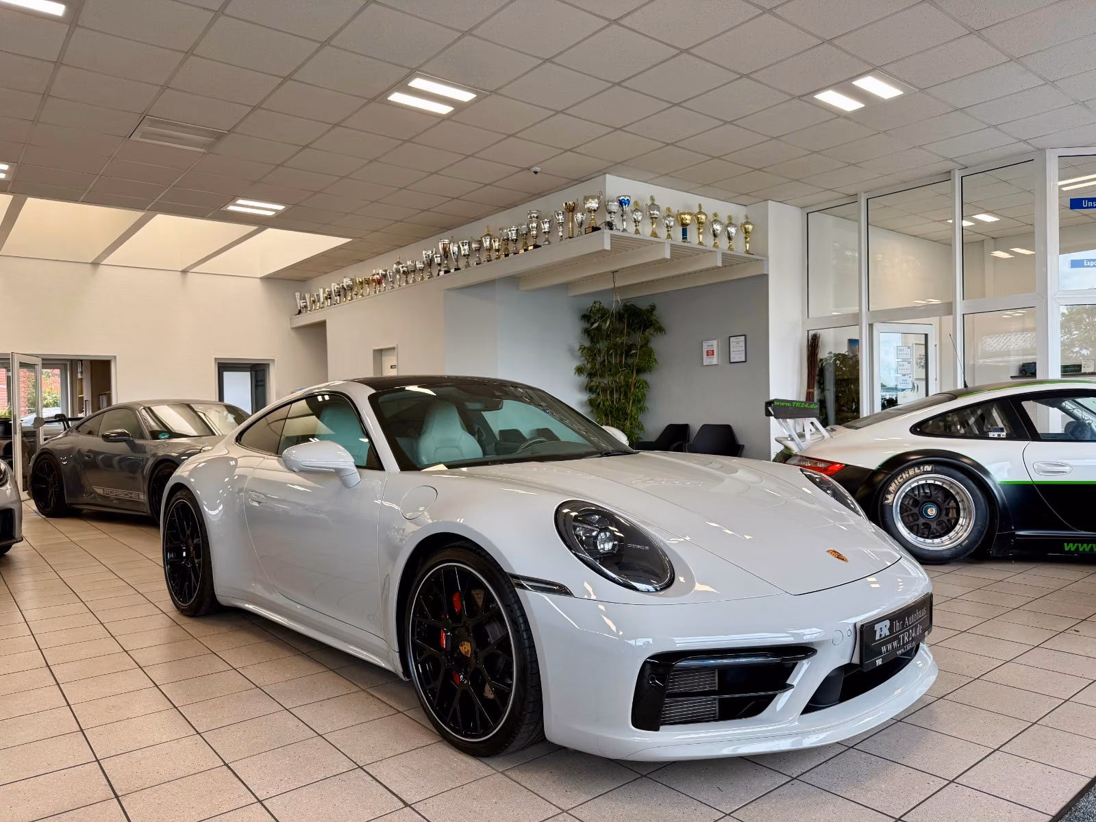 Porsche Gebrauchtwagen von T & R - Ihr Autohaus GmbH PORSCHE 992 CARRERA 4S IN KREIDE